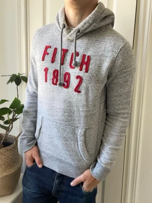 Abercrombie and fitch hoodie  - Abercrombie and fitch hoodie, Inga defekter! Modellen i bilderna är 180 cm 75 kg och bär Storlek S , Kom med frågor! 🌟 (Kan gå ned i pris vid köp av paket 😉) 