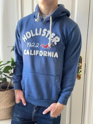 Hollister hoodie  - Hollister hoodie, Inga defekter! Modellen i bilderna är 180 cm 75 kg och bär Storlek XXL barn = S/M , Kom med frågor! 🌟 (Kan gå ned i pris vid köp av paket 😉) 