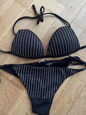 Glittrig bikini Calzedonia - Super fin glittrig randig bikini från calzedonia! Knappt använd💕