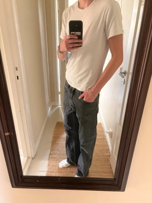 Baggy svarta Hope jeans med loose passform  - Säljer ett par svarta baggy jeans med loose passform och klassisk femficksdesign. Jeansen har en avslappnad look och är tillverkade i denim. Perfekta för dig som gillar en loose fit och streetwear-stil. Storleken säger 31 men för mig som är 187 är de fortfarande baggy. Enligt hemsidan Hope Sthlm är det relaxed bootcut, de går för 2300 nypris och jag har använt de max 5 gånger i skolan.