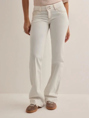 Vita bootcut jeans från Nelly - Snygga vita bootcut jeans från Nelly i storlek 38! Dom är lite smutsiga vid fötterna som inte går bort tyvärr! Annars inga defekter!
