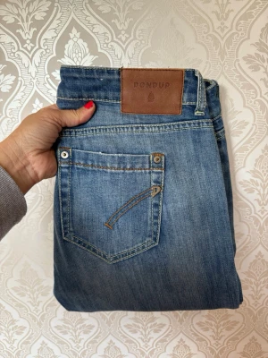 Dondup jeans - Dondup jeans storlek 32, inte använda så mycket. Fint skick och väldig vardaglig design.