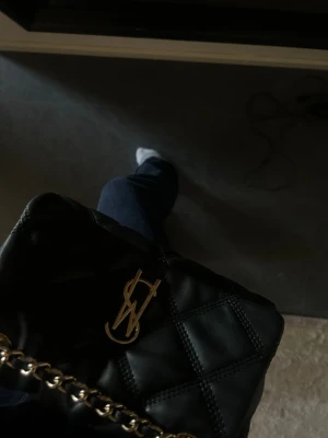 Axelremsväska  - Svart väska från Steve madden. Använd några gånger men nästan inga slitningar. Bra storlek