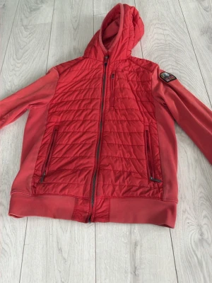 Parajumper cardigan - Säljer min parajumper då den är för liten, Den är äkta och i fint skick förutom det lilla hålet. Det är Large i barn storlek men passar xs. Skriv om ni undrar något mer