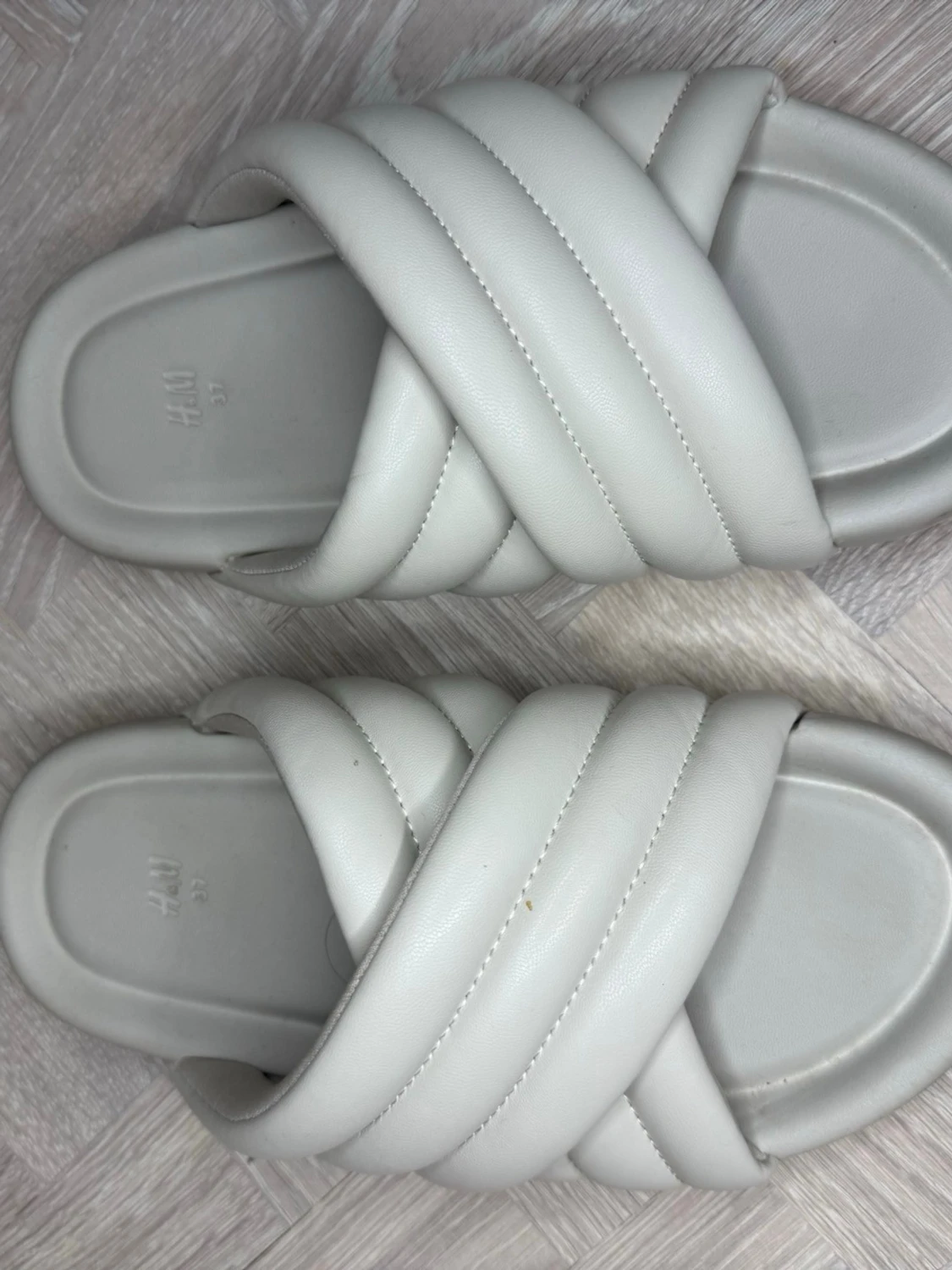 Vita vadderade sandaler från H&M