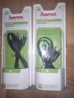 Hama RCA-kabel 0,75m svart - Två stycken Hama RCA-kablar på 0,75 meter i svart plast. Perfekt för att koppla ljud mellan olika elektronikprylar som förstärkare, högtalare eller TV. Kablarna har två pluggar i varje ände och levereras i originalförpackning.