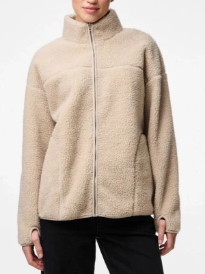 Beige teddyjacka med dragkedja - Mysig beige teddyjacka med hög krage och hel dragkedja framtill. Jackan har två sidofickor och tumhål vid ärmsluten för extra komfort. Tillverkad i mjukt, fluffigt teddy-material som håller dig varm under kyliga dagar. Köpt till fullpris 499kr