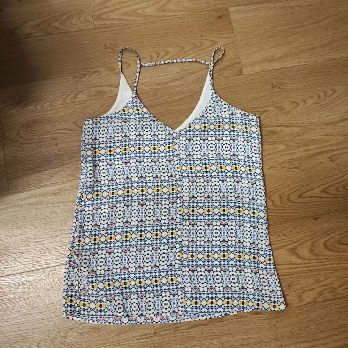 Mönstrad linnetopp med smala band - 1