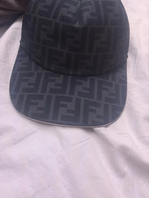 Fendi keps - Helt ny Fendi keps aldrig använd 