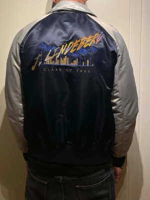 J.lindeberg jacka - Säljer en snygg J.lindeberg college/bomber jacka! Nyskick - storlek M 