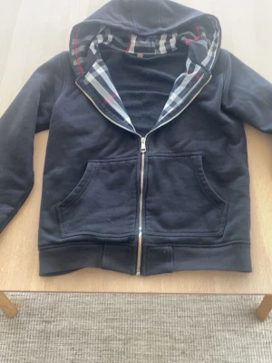 Svart burberry hoodie  - Säljer min burberry hoodie för den börjar bli för liten. Använd ett par gånger men är i bra skick. Storlek s