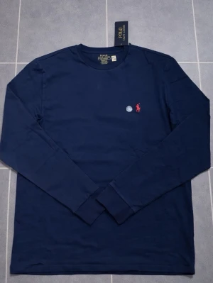 Ralph Lauren - Helt ny polo Ralph Lauren långärmad för män, i storlek S. Med prislapp kvar. Stillig tröja som passar till alla tillfällen. Hör av dig vid intresse/frågor. PRIS KAN DISKUTERAS!!