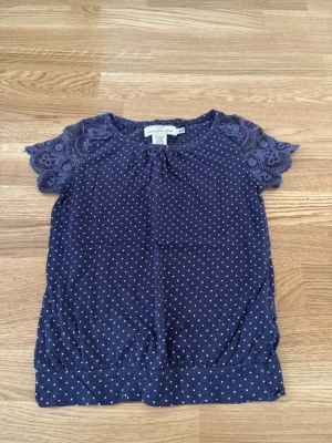 T-shirt barn  - Topp från H&M i storlek 134/140. I fint skick
