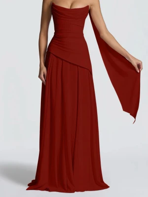 Vinröd axelbandslös balklänning - Helt ny elegant balklänning från miss rosier med alla etiketter fortfarande i paketet. Säljer då frakten var super lång och fick klänning för sent. Men nu kan du köpa den fast slippa krångel med frakten! Klänningen har snörning i ryggen och ett svepande tygstycke över ena armen för en unik look. Perfekt för dig som vill sticka ut på bal eller fest.❤️