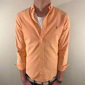  Ralph Lauren skjorta  - Perfekt inför sommar/vår!☀️Nu säljer vi ännu en fet polo skjorta som passar till alla tillställningar och skjortan är i bra skick! (Få tecken på användning) Du ska kunna uttrycka stil utan att det kostar för mycket!🕺🍾💼🤩  Storlek👔: S Nypris💰: ca 1499kr (obs färgen kan upplevas som rosa) 