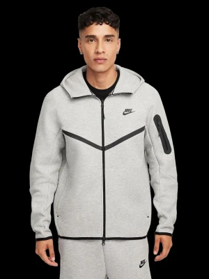 NIKE m tch flc fz wr dress - Snygg grå Nike Tech Fleece hoodie med dragkedja framtill och svarta detaljer. Hoodien har en huva, ficka med dragkedja på ärmen och Nike-logga på bröstet. Tillverkad i mjukt och bekvämt material som passar perfekt till streetwear-stilen. Det är samma dress som sälj på stadium för 1399 per del ( dvs 2798 för tröja och byxor) https://www.stadium.se/herr/herrklader/trojor/hoodtrojor/398889102/nike.m-tch-flc-fz-wr-hoodie.dk-grey-heather#id-398891102101 passa på att köpa det för mer än halva priset