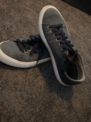 Marinblå Björn Borg sneakers - Snygga mörkblå Björn Borg sneakers med vita sulor och mörkblå skosnören. Klassisk låg modell som passar till det mesta. Skorna har rund tå och diskret design utan synligt märke.