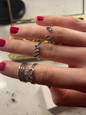 Ringar - Säljer 4 st silver ringar superfina, skulle säga storlek XS 💓