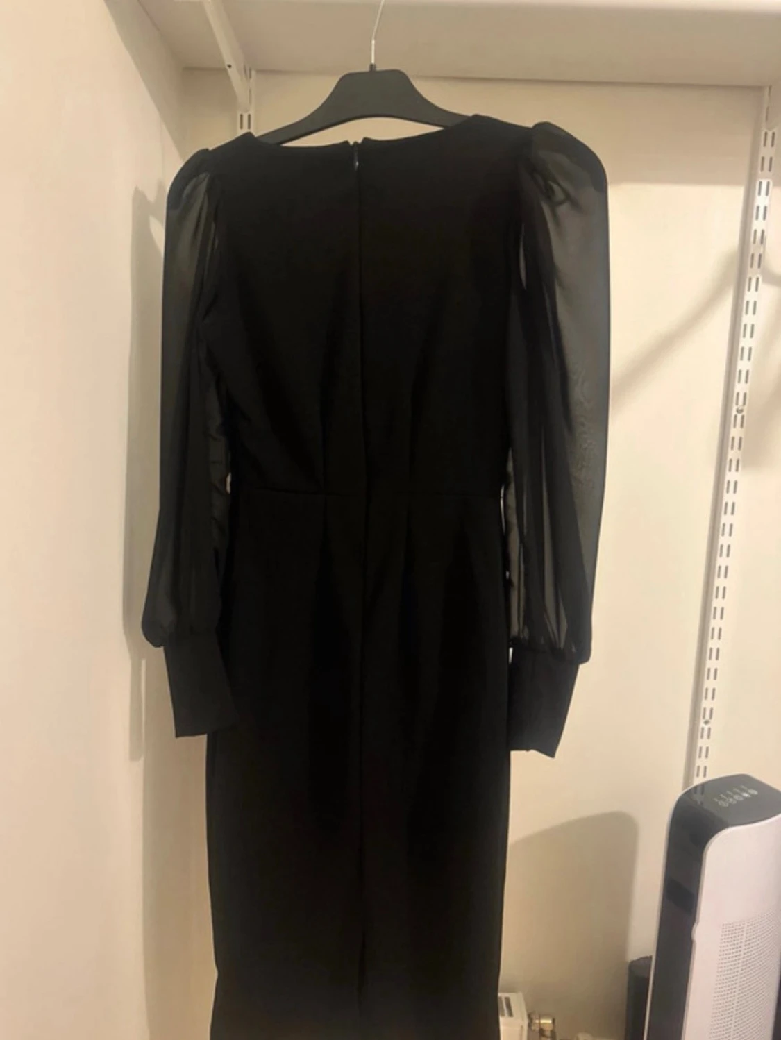 Svart klänning med puffärmar - 1