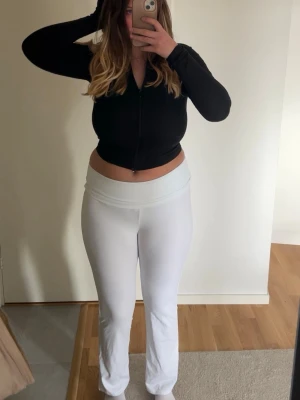 Utsvängda byxor  - Utsvängda byxor, helt nya och oanvända! Storlek L, passar mig som är 175cm!