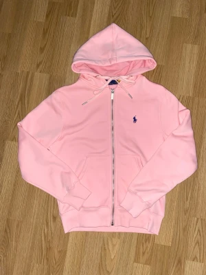 Polo Ralph Lauren Zip Hoodie - Rosa Ralph lauren zip. Aldrig använd bara testad. Nypris 1450 säljer enbart för 500 då den ej passar mig storlek