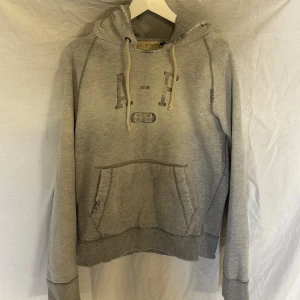Grå hoodie från A&F - Abercrombie & fitch hoodie. Storlek XL 