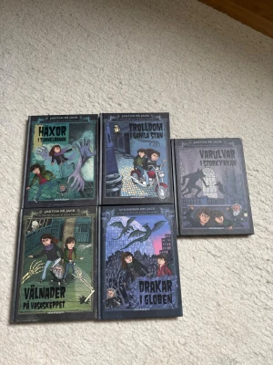 Jakten på Jack - 5 böcker (6-9år) - Säljer fem böcker ur serien Jakten på Jack: Häxor i tunnelbanan, Trolldom i Gamla stan, Varulvar i Storkyrkan, Vålnader på Vasaskeppet och Drakar i Globen. Böckerna har färgstarka omslag med illustrationer av magiska varelser och äventyr i Stockholm. Ursprungspris 129kr/st