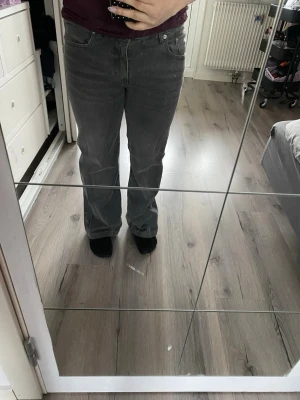 Grå jeans - Säljer ett par grå jeans från lager 157 i storlek M. Har bara använt ett par gånger så är som nya. Har dock sytt upp dom så skulle säga att de passar om du är kring 155-160 cm.