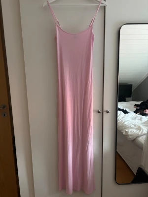 Rosa klänning - Jätte fin rosa maxi slip klänning från Gina Tricot. Är tunn och har stretchigt material, skönt till sommaren. Säljer pågrund av att den är alldeles för lång och inte redigt min färg. 