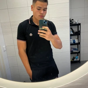 Moncler piké  - Moncler piké i väldigt fint skick. Nfc Scan funkar även qr kod. Hör av er för fler bilder eller andra funderingar 