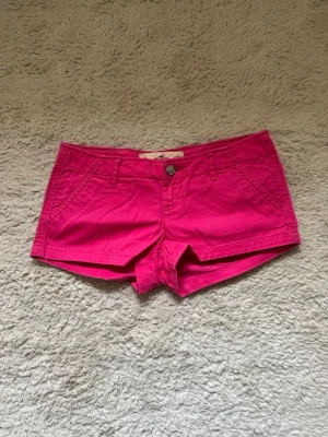 Rosa lågmidjade jeansshorts hollister  - Rosa lågmidjade jeansshorts ifrån Hollister i storlek xxs/xs, midjemåttet är 36cm!