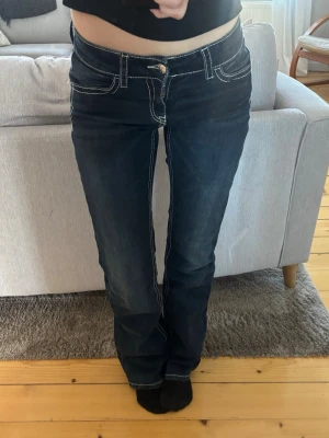 Gina Young Sparkle Low Flare jeans - XS (164) - Låg midjade jeans med unik paljett detalj på fickorna. Har endast använt de några gånger så fortfarande väldigt bra skick.   Nypris: 399kr Kolla gärna mina andra annonser för paketpris!🤍