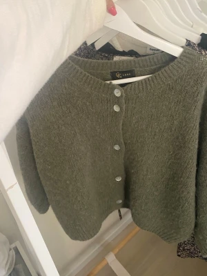 Olivgrön kofta från Tara - Kofta köpt på Tara, knappt använd nypris typ 800 tror jag
