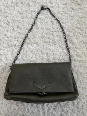 Zadig väska - Superfin grön Zadig väska köpt i Milano för 5000, är i princip nyskick🫶🏻kvitton och alla tillbehör tillkommer, bland annat ett långt tjockt band så den går att ha över axeln och magen