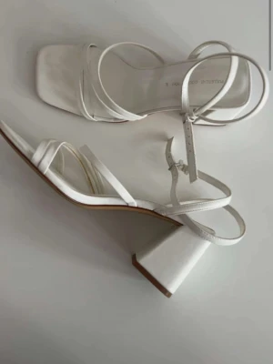 Vita klackar  - Vita klackar från Pull and Bear, använda endast på min bal 2023🤍