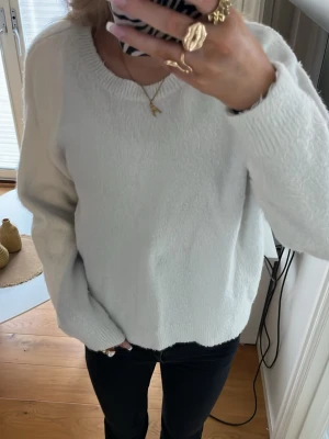 Vit stickad tröja - Mysig vit stickad tröja, storlek M men passar mer xs🥹🥹