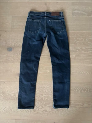 Jacob cohën jeans nick - Säljer ett par Jacob cohën jeans i modellen nick slim, storlek 34!  De är i väldigt fint skick, inga defekter hittas! Kom gärna med frågor och prisförslag😁