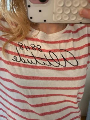 Randig trekvartsärmad tröja! - Sååå fin randig tröja med trekvartsärm och tryck!! Passar perfekt nu till våren och sommaren😇🩵