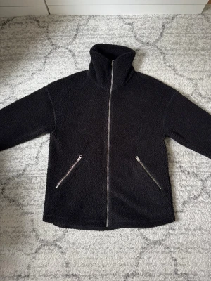 Aim’n Pile Jacket - Säljer denna fina svarta Pile Jackan från Aim’n i storlek S som är i mycket fint skick och använd några gånger. Modellen är lite längre 