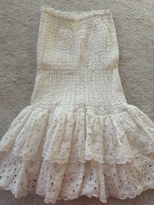 Vit axelbandslös volangklänning - Supersöt vit kortklänning