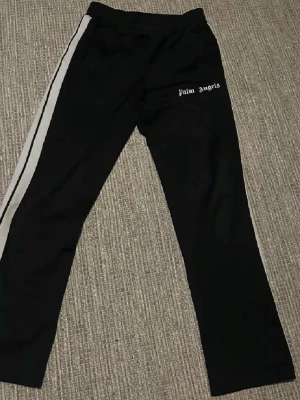 Palm Angels svarta mjukisbyxor - Säljer ett par svarta mjukisbyxor från Palm Angels. Storlek M
