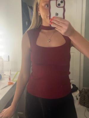 Cool Zara topp  - Supper fin Zara topp, finns en minimal defekt som ni ser på bild 4, utöver detta är den som ny. Tröjan är liten i stolek så M passar mig som har S perfekt. Tröjan är vi röd🤩❤️🥰🌸