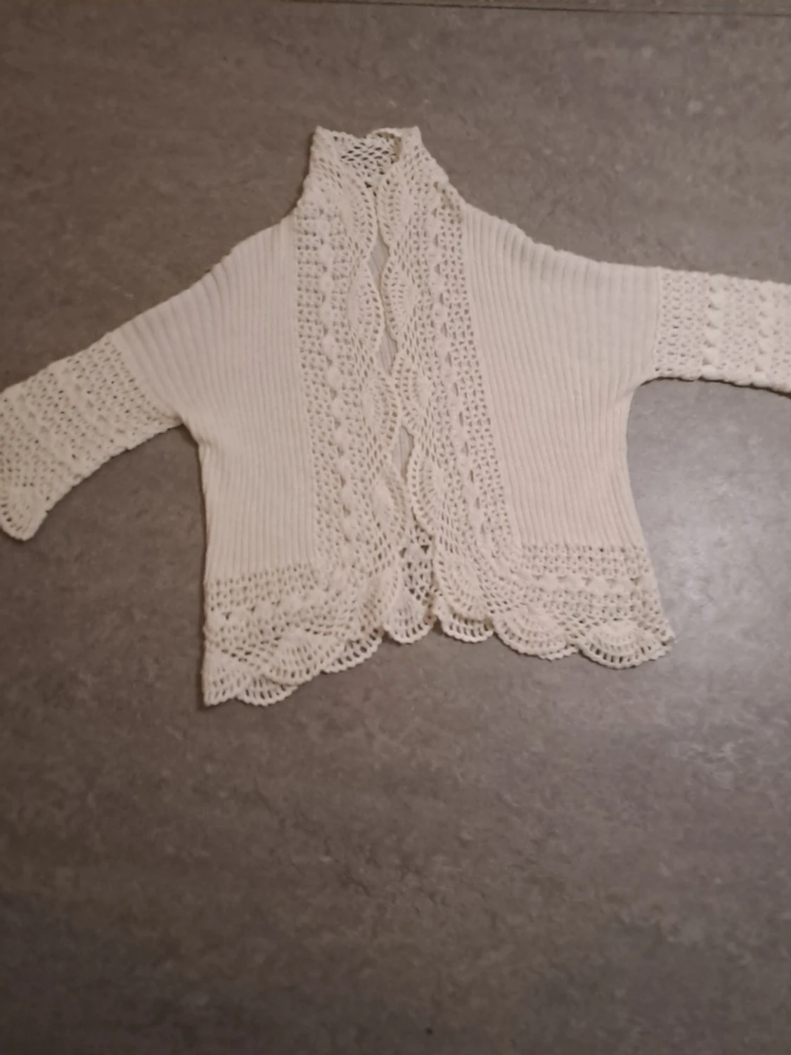 Vit virkad kofta med spetsdetaljer