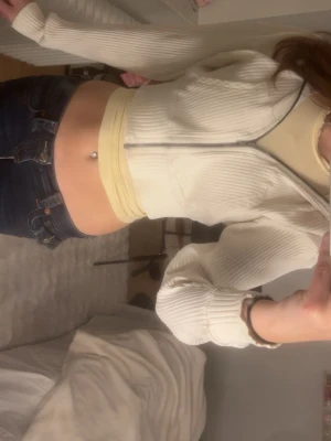 Vit croppad zip hoodie - En vit cropped hoodie, super fin och passar till alla möjliga klädesplagg. Skön att ha på sommaren och är perfekt som en extra tröja över!!!💕💕 storlek S/Xs vet inte märket för fick den av en kompis, den har ingen tagg men bra material!