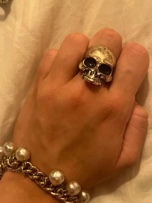 Dödskalle ring - Silver dödskalle ring. I helt okej skick, ganska rostig på baksidan, be gärna om bild! 