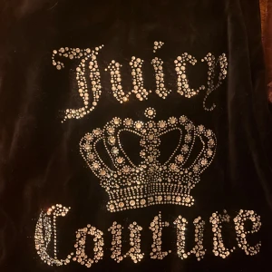 Juicy Couture set, svart  - Säljer ett superfint mjukisset i från Juicy Couture med tydlig Juicy Couture-logga i strass. Nästintill nyskick. Har dem i både brunt och svart 