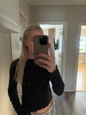 Svart stickad tröja - Använd fåtal gånger 