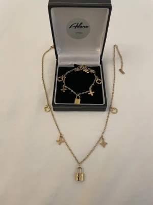 Guldpläterad Smyckesset i rostfrittstål  - Rostfrittstål allergifri set, boxen på bilden ingår ej 🌸