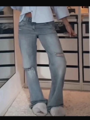 Ljusblå slitna wide jeans - Jag säljer ett par jättesnygga wide/baggy jeans från Zara i storlek 36. Dom sälj inte längre i butik och är väldigt trendig skriv om ni har frågor. Skriv om ni har frågor