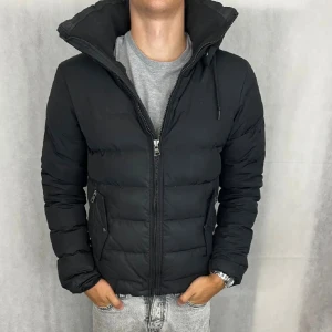 J.Lindberg - Säljer nu en snygg vinter jacka från J.Lindberg, skicket är bra. Storlek S.